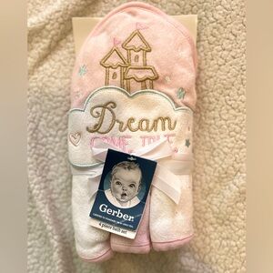 Gerber baby girl towel set. New with tags